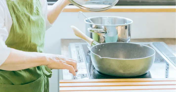 明るい住宅のキッチン。暮らしとエネルギーのイメージ